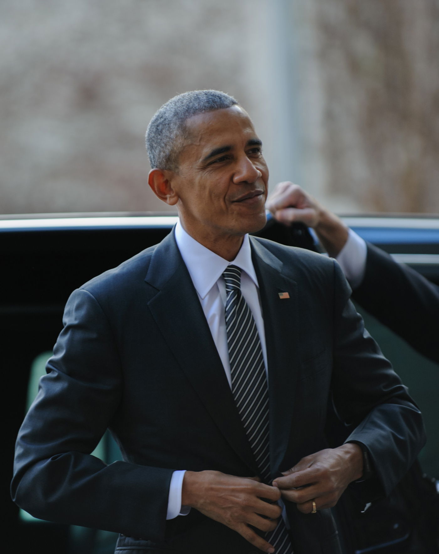 צבעים כהים בלבד. ברק אובמה בחליפה