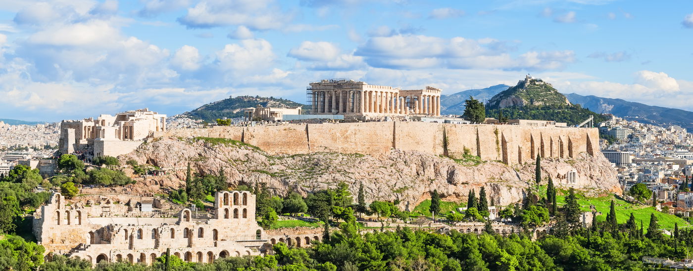 נוף של גבעת האקרופוליס ביוון. אתם אם נעלי עקב? חפשו בבקשה בילוי אחר