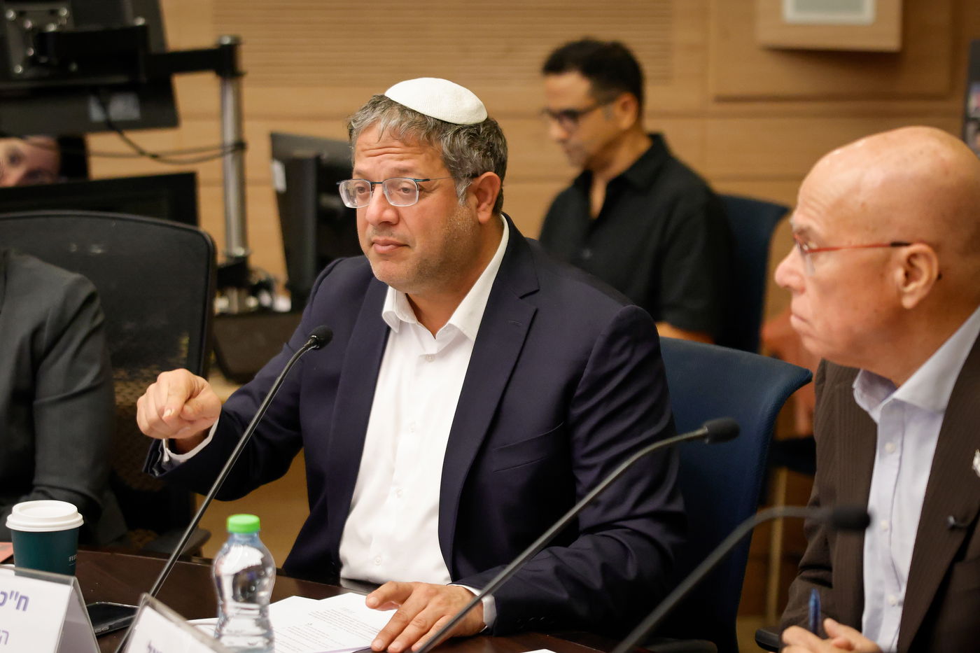 העימות בוועדה