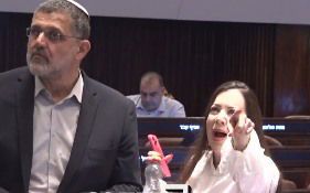 "שיירד! אם הוא לא מסוגל": איימן עודה עורר סערה במליאה | צפו