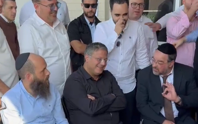 כולם באו לנחם: שוקי סולומון ומשפחתו ישבו שבעה על האב שנפטר במפתיע | תיעוד