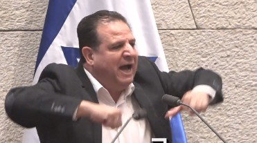 "שיירד! אם הוא לא מסוגל": איימן עודה עורר סערה במליאה | צפו