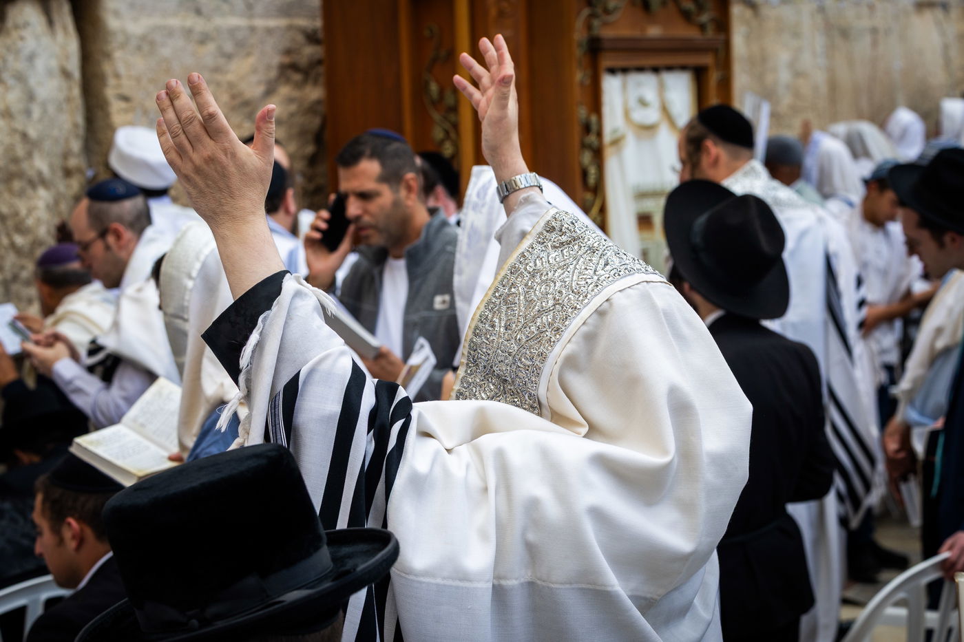 שלוש תפילות ביום מלמדות על חשיבותה של הקביעות. מתפלל בכותל המערבי