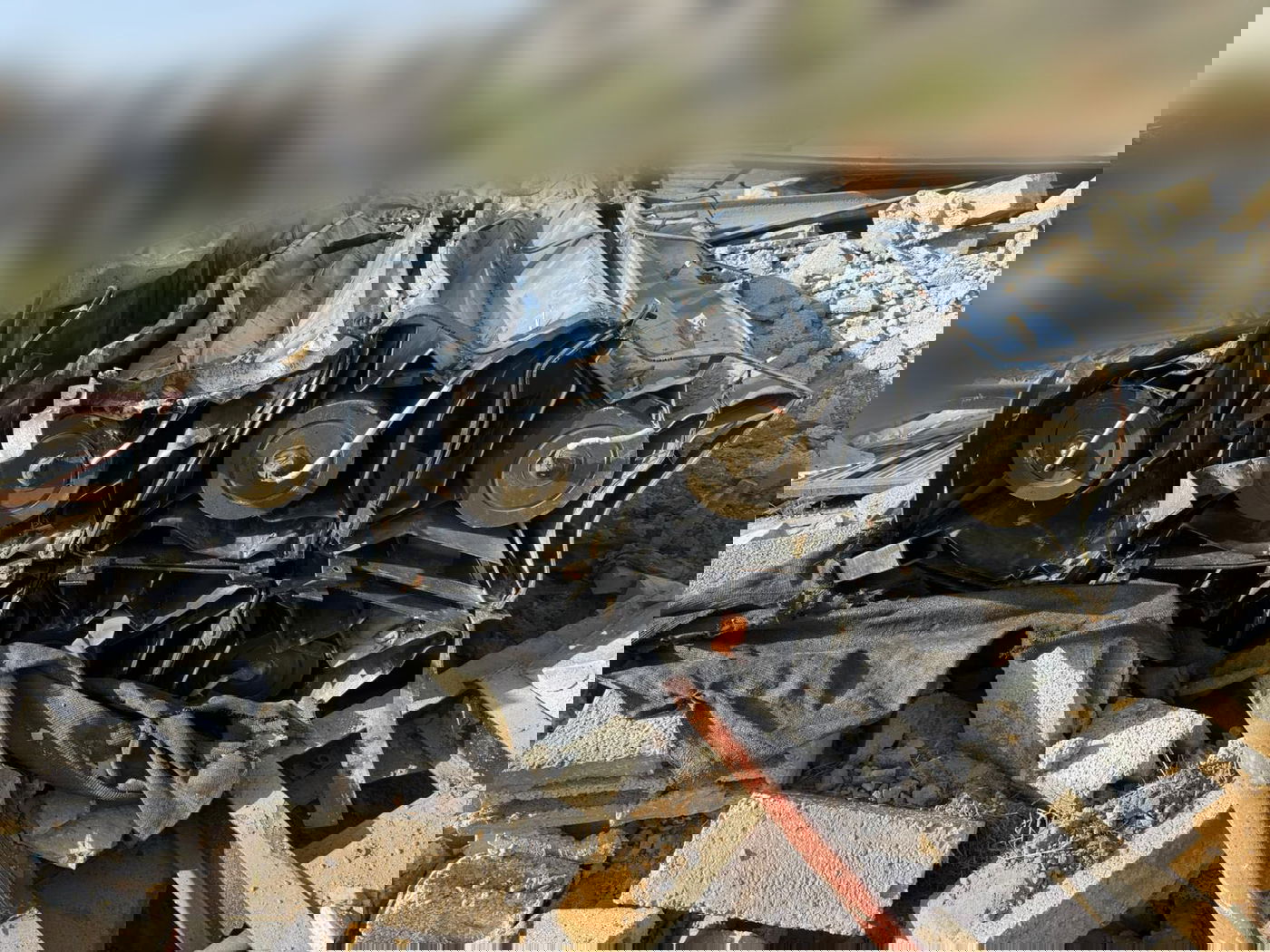 משגר בעל שמונה קני שיגור עם ארבע רקטות ומכוון לשטח מדינת ישראל במרחב הקו הצהוב