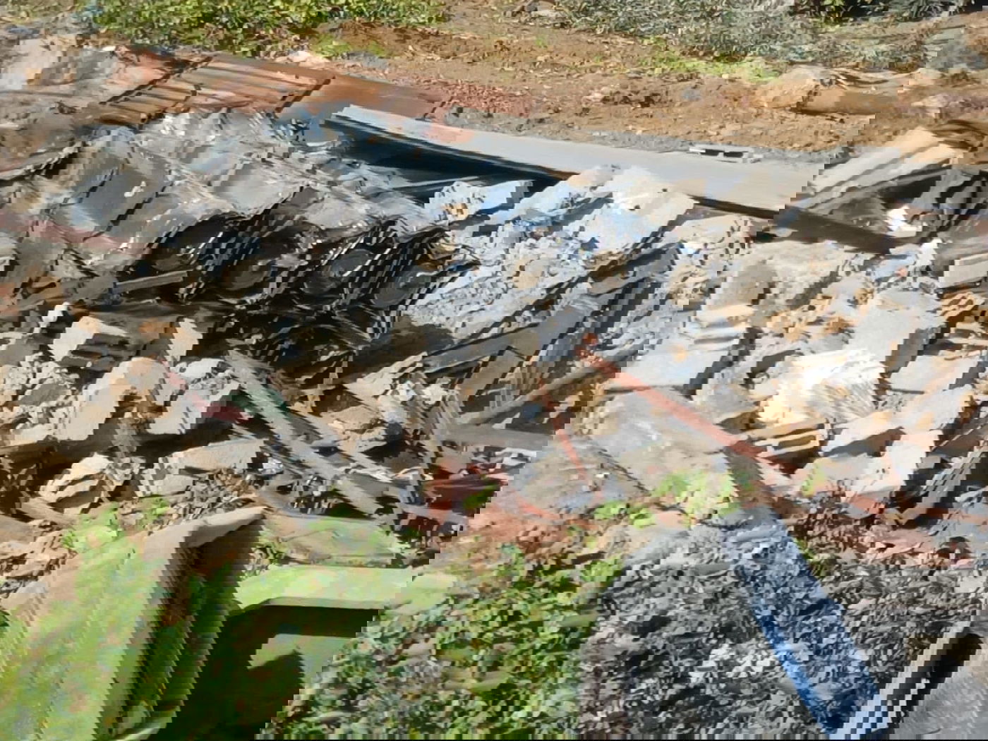 משגר בעל שמונה קני שיגור עם ארבע רקטות ומכוון לשטח מדינת ישראל במרחב הקו הצהוב