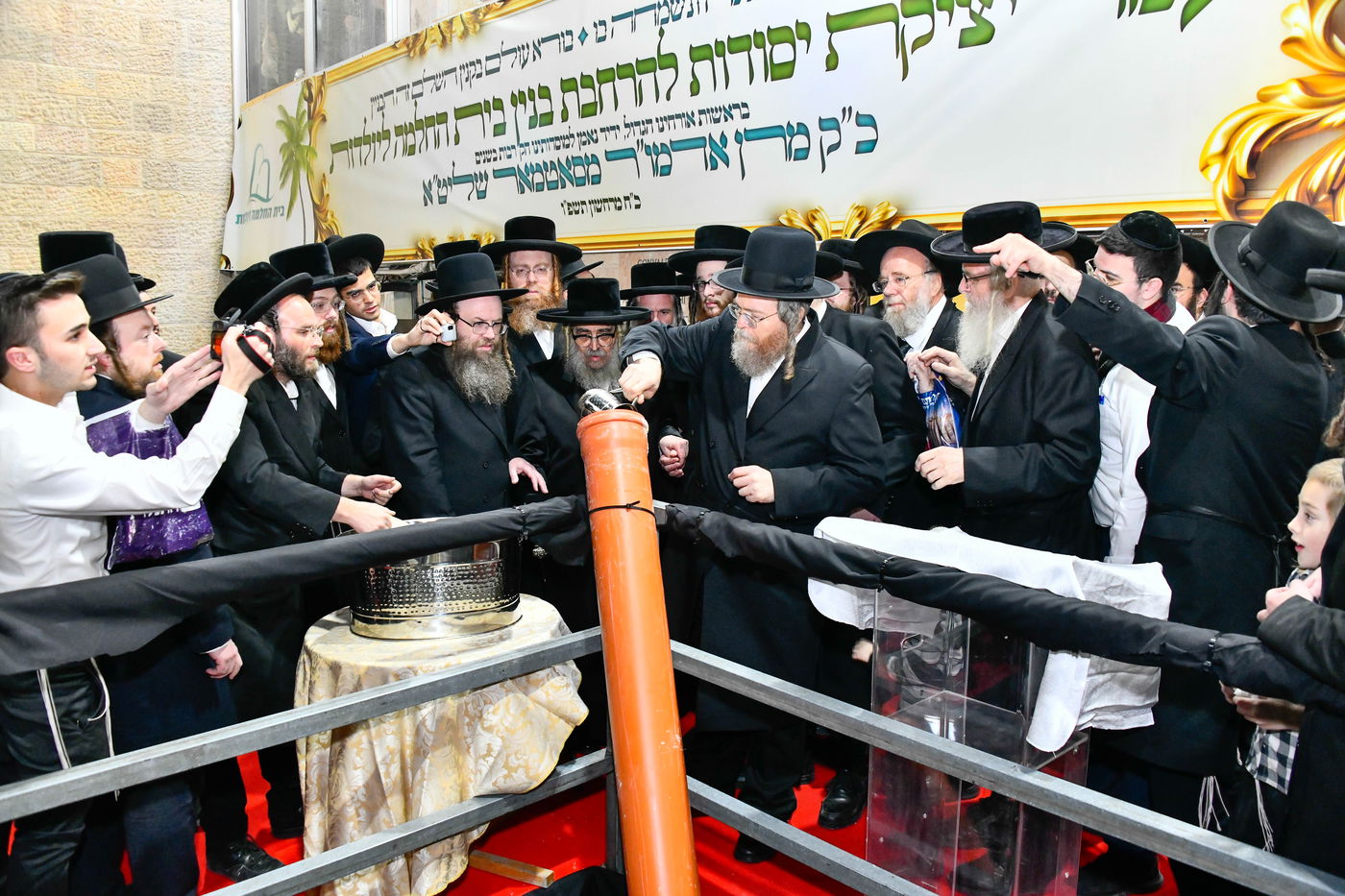 האדמו"ר מסאטמר במעמד יציקת היסודות בטלזסטון