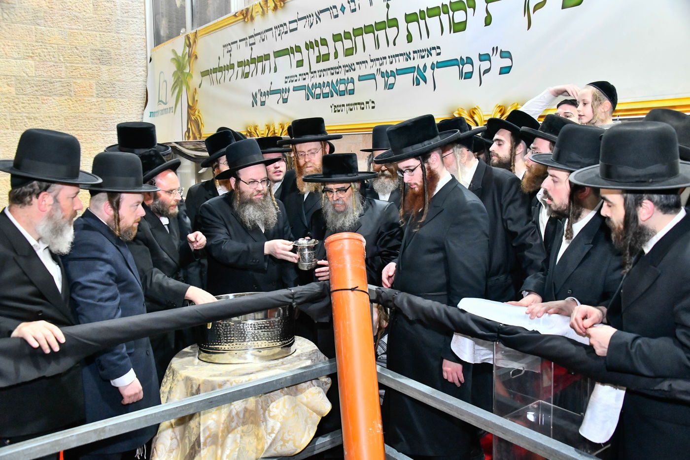 האדמו"ר מסאטמר במעמד יציקת היסודות בטלזסטון