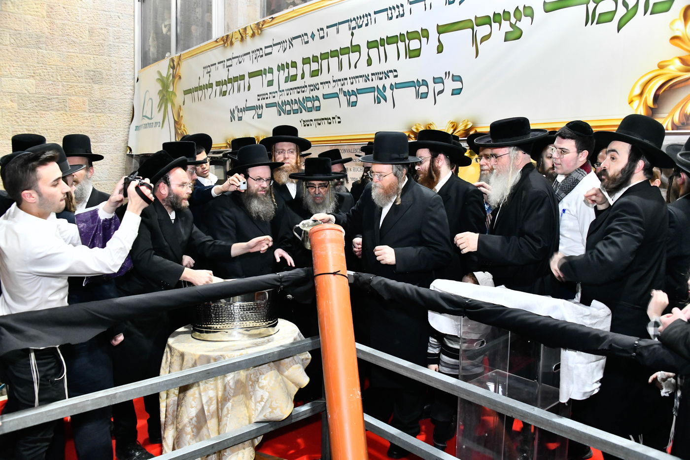 האדמו"ר מסאטמר במעמד יציקת היסודות בטלזסטון