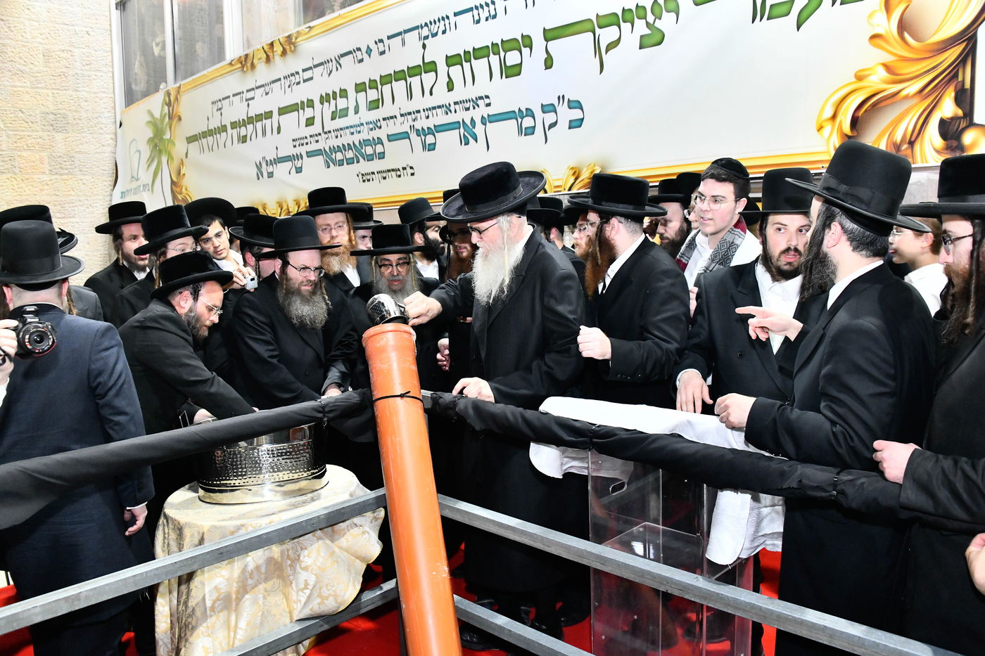 האדמו"ר מסאטמר במעמד יציקת היסודות בטלזסטון