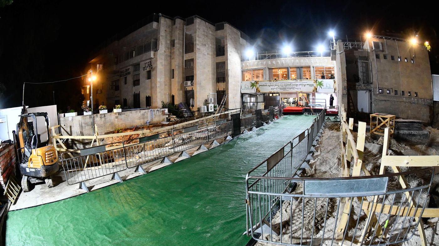 האדמו"ר מסאטמר במעמד יציקת היסודות בטלזסטון