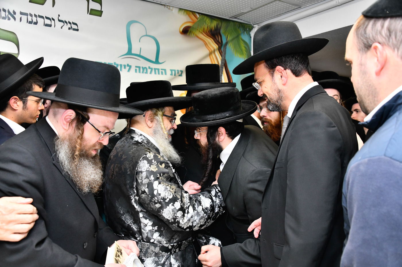 האדמו"ר מסאטמר במעמד יציקת היסודות בטלזסטון