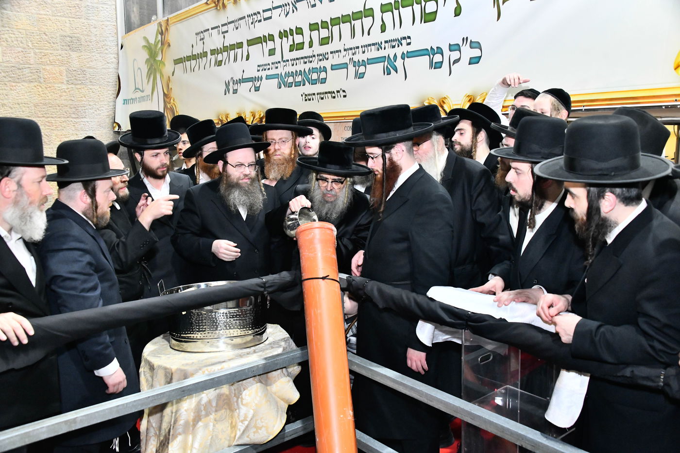 האדמו"ר מסאטמר במעמד יציקת היסודות בטלזסטון