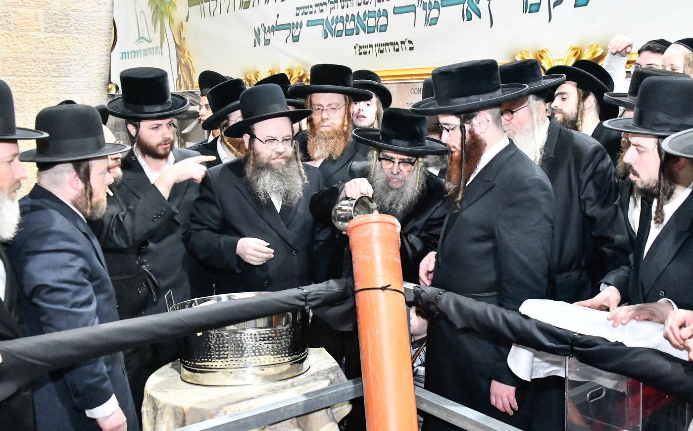 האדמו"ר מסאטמר במעמד יציקת היסודות בטלזסטון