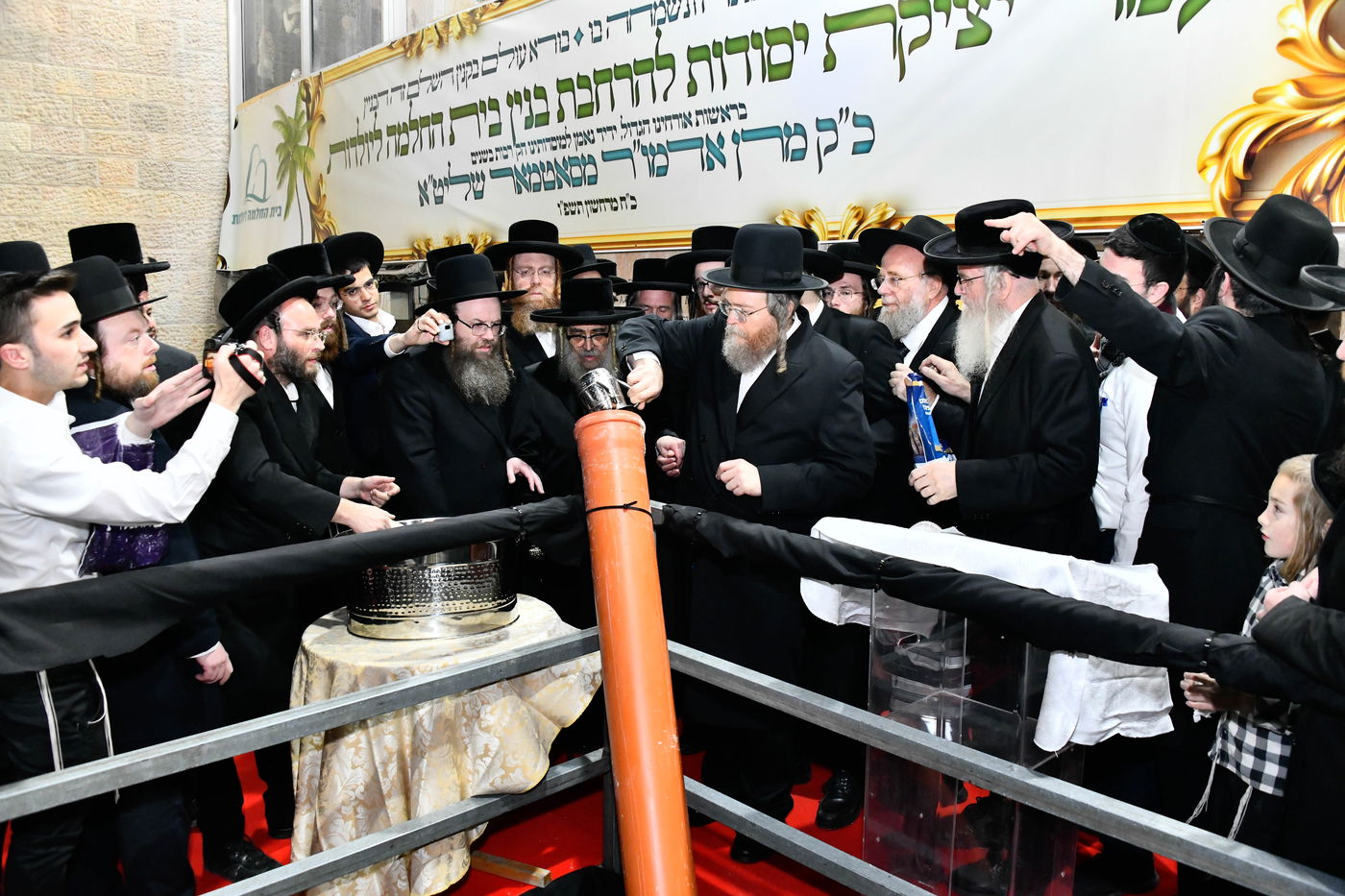 האדמו"ר מסאטמר במעמד יציקת היסודות בטלזסטון