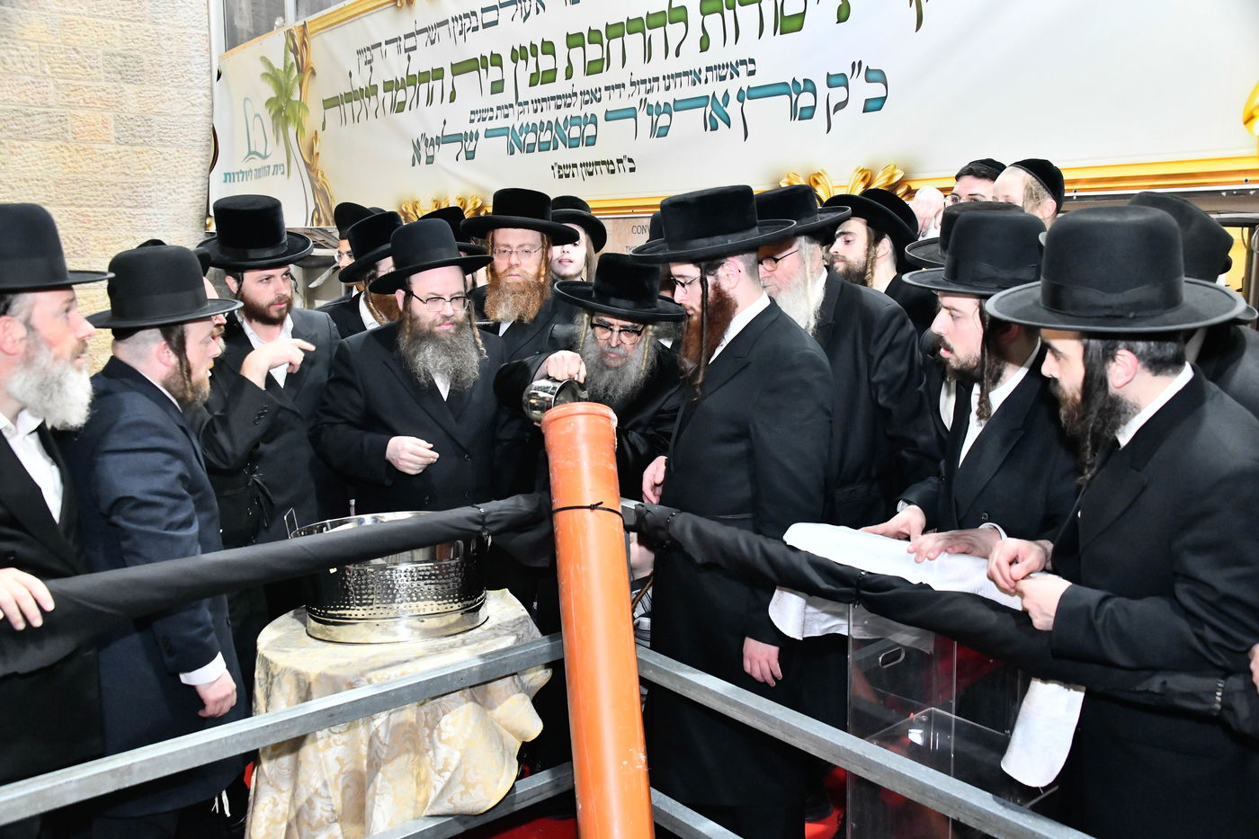 האדמו"ר מסאטמר במעמד יציקת היסודות בטלזסטון