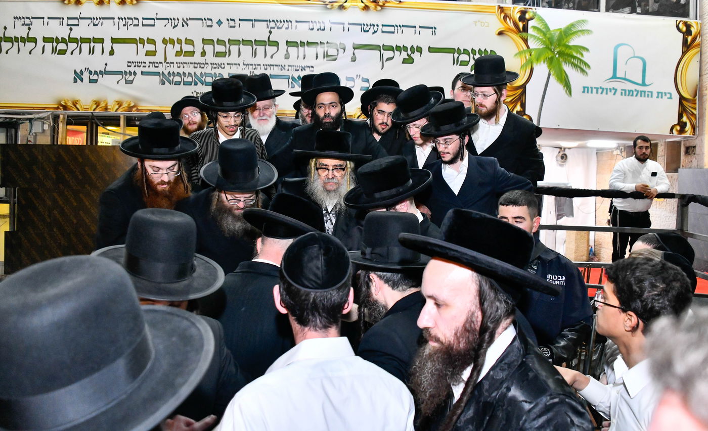 האדמו"ר מסאטמר במעמד יציקת היסודות בטלזסטון