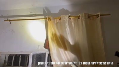 הלוחמים הניפו את הוילון בבית המחבלים - וזה מה שהתגלה מאחוריו | צפו