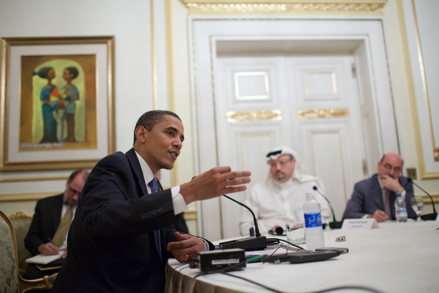 הנשיא ברק אובמה מקיים ראיון שולחן עגול עם הכתבים האזוריים ג'מאל קאשוקגי וסרקיס נאום (מימין) באוניברסיטת קהיר בקהיר, מצרים, 4 ביוני