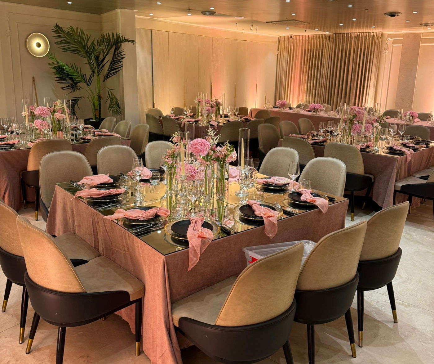  צוות המקום מציע שירותי עיצוב ושולחנות ערוכים ברמה הגבוהה ביותר, המותאמים אישית לאופי האירוע ורצון הלקוח