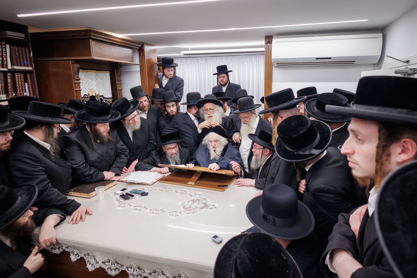 הגה"צ רבי געציל ברקוביץ ורבני סאטמר בשיעורו השבועי של הגר"מ שטרנבוך