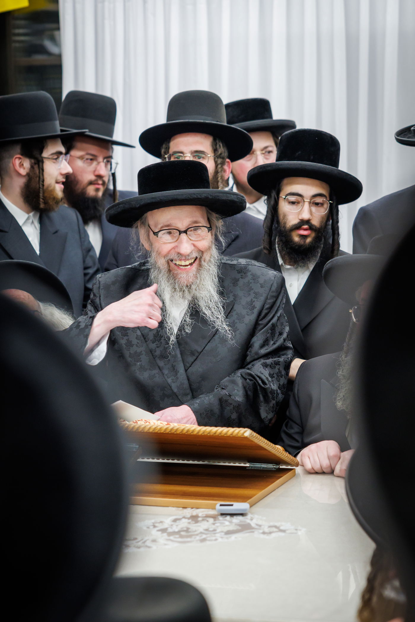 הגה"צ רבי געציל ברקוביץ ורבני סאטמר בשיעורו השבועי של הגר"מ שטרנבוך