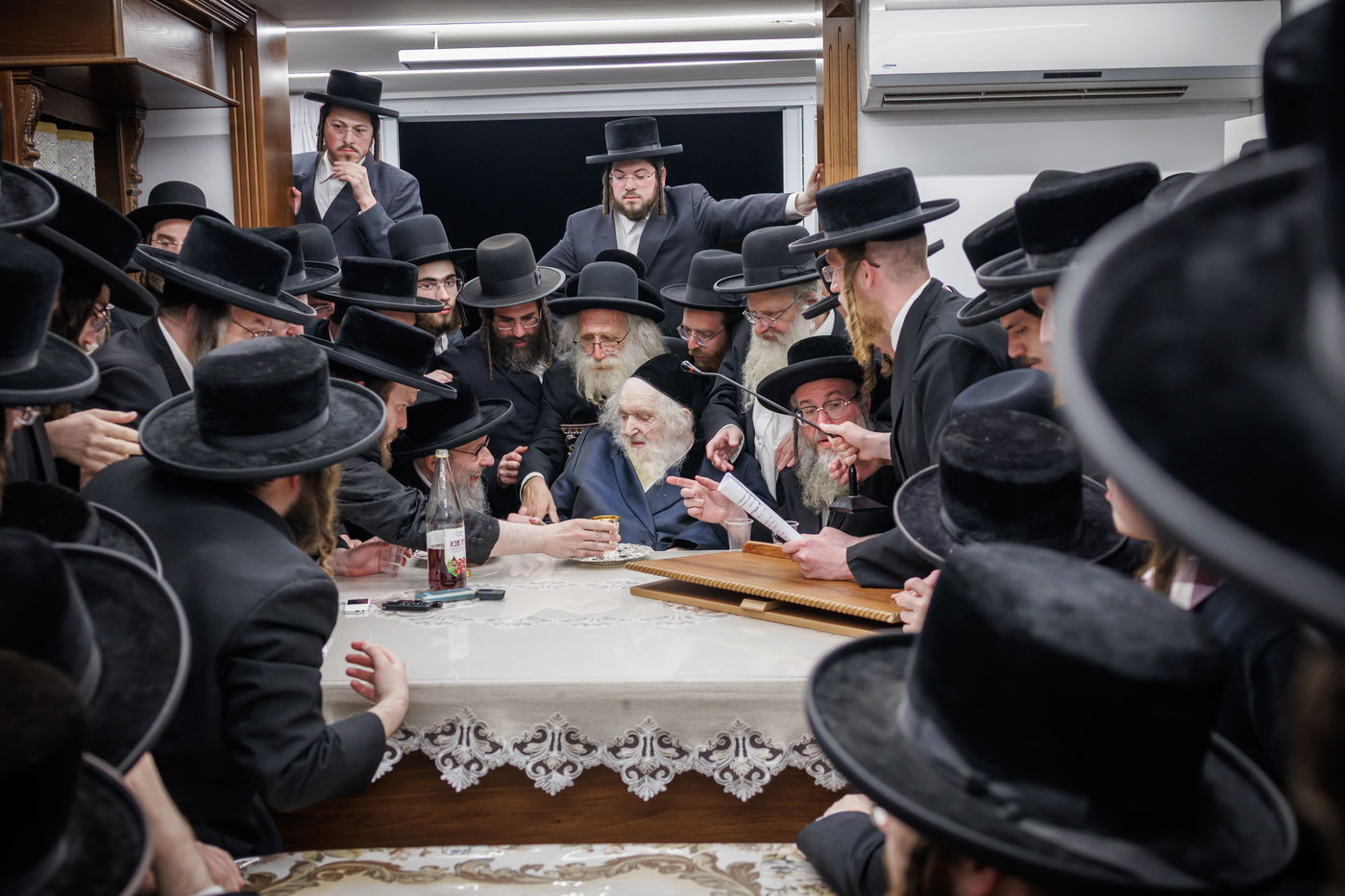 הגה"צ רבי געציל ברקוביץ ורבני סאטמר בשיעורו השבועי של הגר"מ שטרנבוך