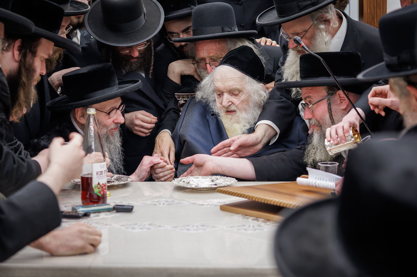 הגה"צ רבי געציל ברקוביץ ורבני סאטמר בשיעורו השבועי של הגר"מ שטרנבוך