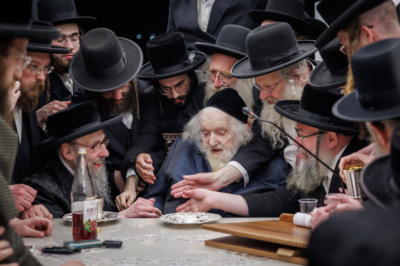 הגה"צ רבי געציל ברקוביץ ורבני סאטמר בשיעורו השבועי של הגר"מ שטרנבוך