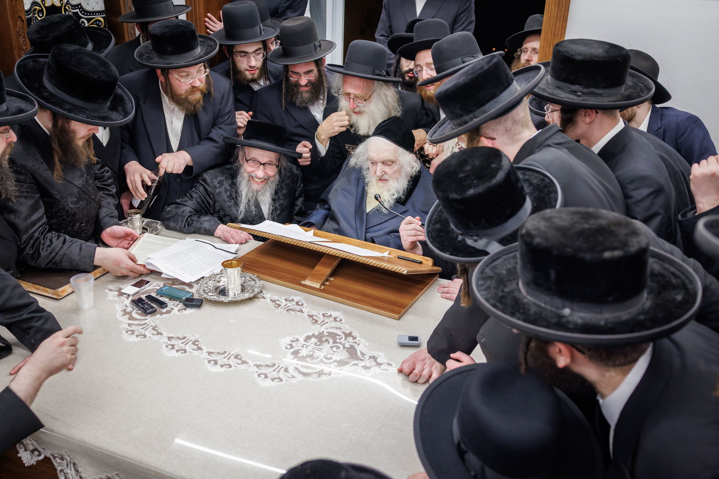 הגה"צ רבי געציל ברקוביץ ורבני סאטמר בשיעורו השבועי של הגר"מ שטרנבוך