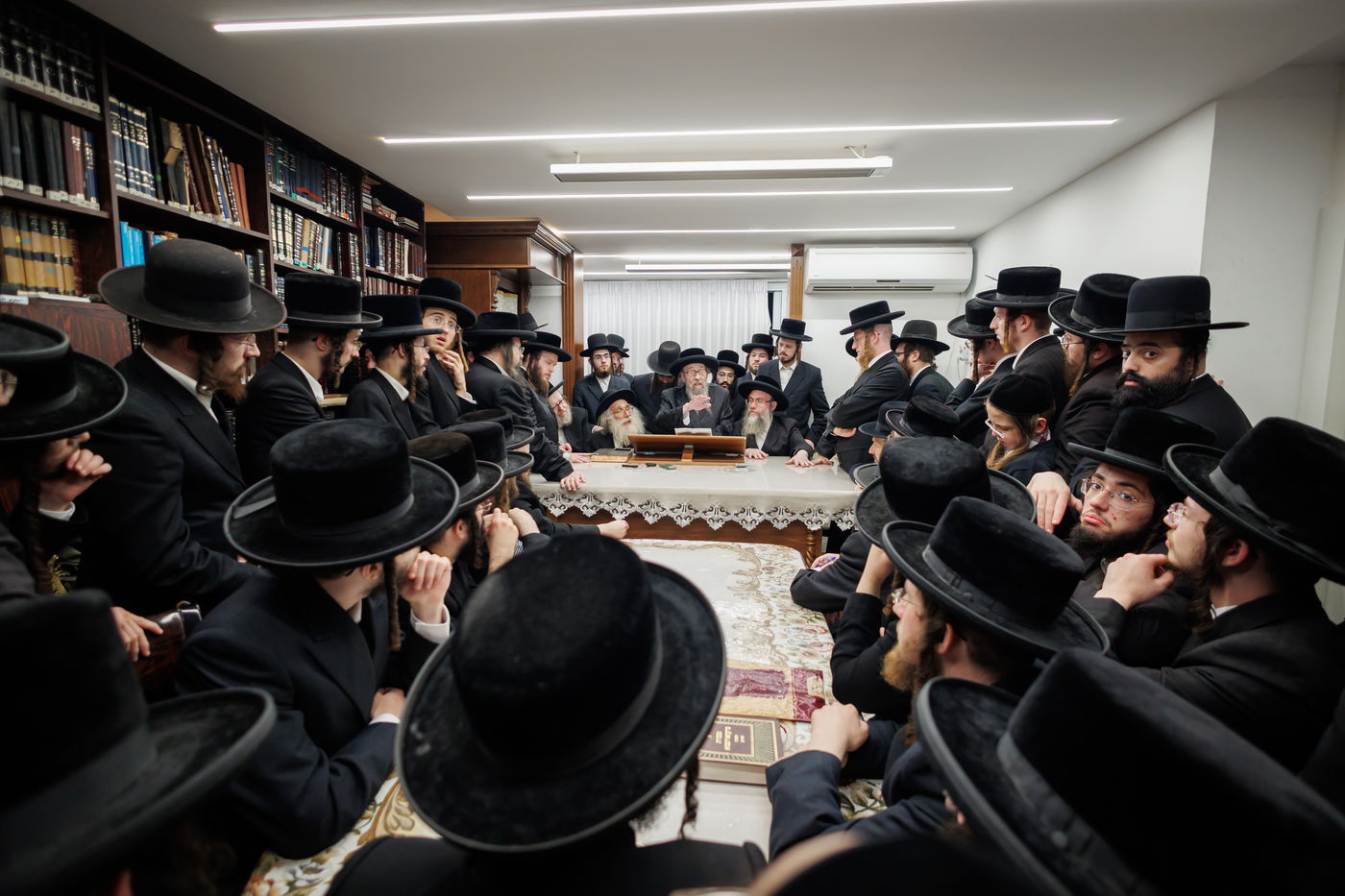 הגה"צ רבי געציל ברקוביץ ורבני סאטמר בשיעורו השבועי של הגר"מ שטרנבוך