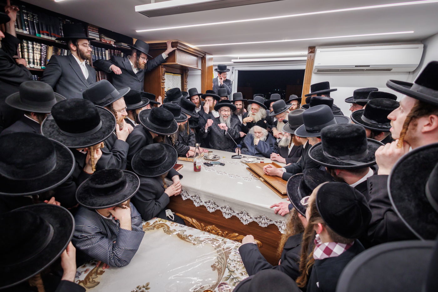 הגה"צ רבי געציל ברקוביץ ורבני סאטמר בשיעורו השבועי של הגר"מ שטרנבוך