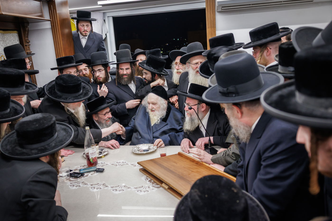 הגה"צ רבי געציל ברקוביץ ורבני סאטמר בשיעורו השבועי של הגר"מ שטרנבוך