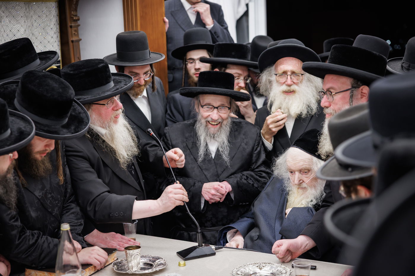 הגה"צ רבי געציל ברקוביץ ורבני סאטמר בשיעורו השבועי של הגר"מ שטרנבוך