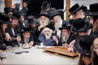 הגה"צ רבי געציל ברקוביץ ורבני סאטמר בשיעורו השבועי של הגר"מ שטרנבוך