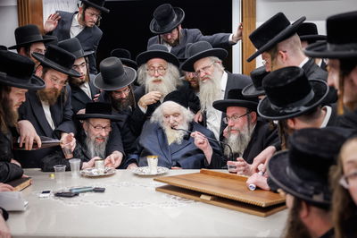 הגה"צ רבי געציל ברקוביץ ורבני סאטמר בשיעורו השבועי של הגר"מ שטרנבוך