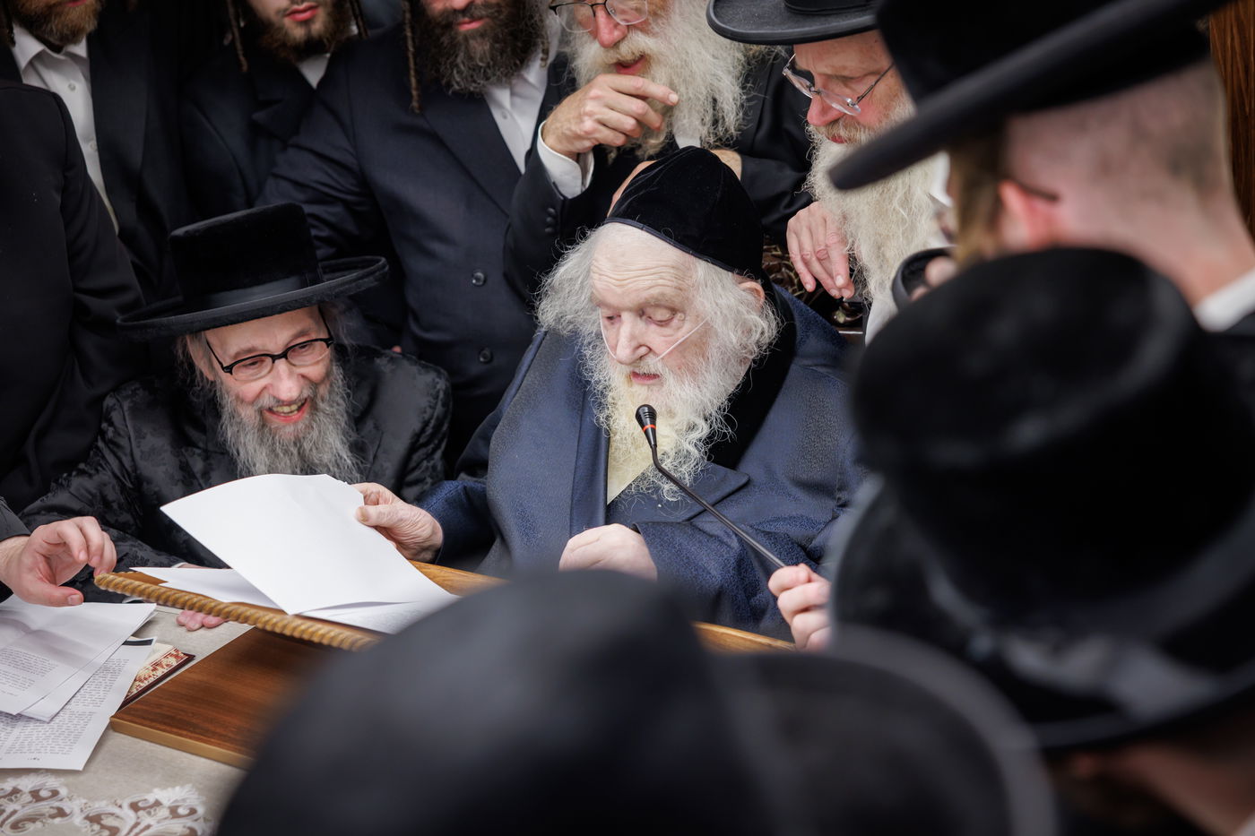 הגה"צ רבי געציל ברקוביץ ורבני סאטמר בשיעורו השבועי של הגר"מ שטרנבוך