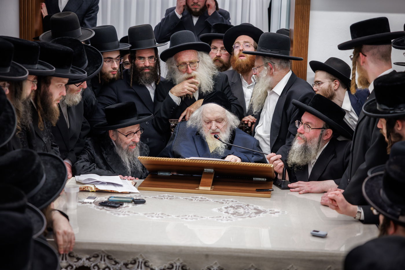 הגה"צ רבי געציל ברקוביץ ורבני סאטמר בשיעורו השבועי של הגר"מ שטרנבוך