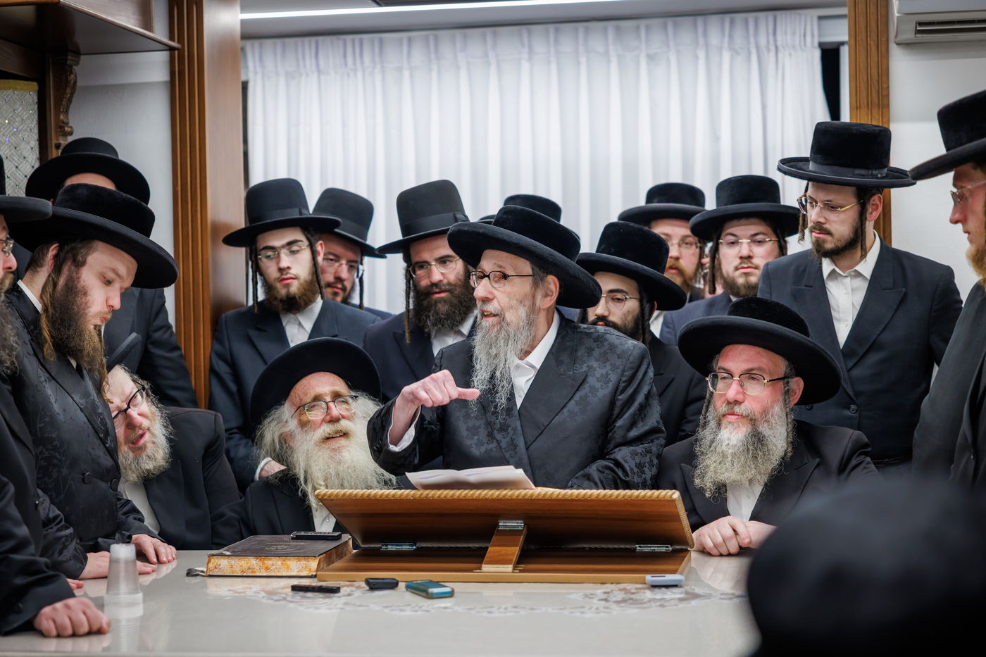 הגה"צ רבי געציל ברקוביץ ורבני סאטמר בשיעורו השבועי של הגר"מ שטרנבוך