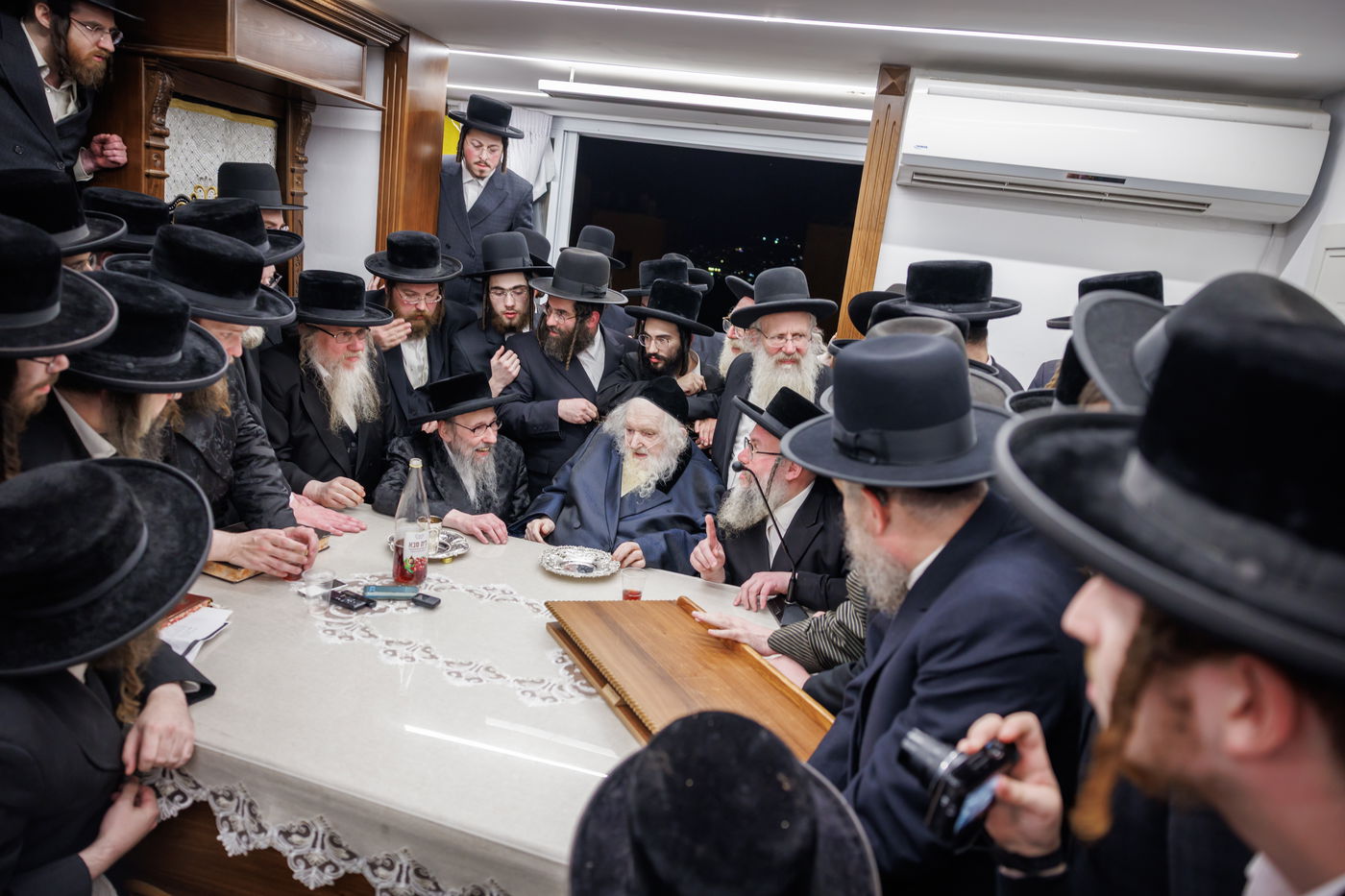 הגה"צ רבי געציל ברקוביץ ורבני סאטמר בשיעורו השבועי של הגר"מ שטרנבוך