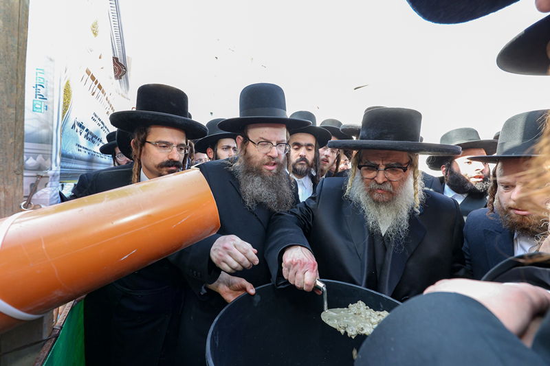 האדמו"ר מסאטמר ביציקת אבן הפינה בבית שמש