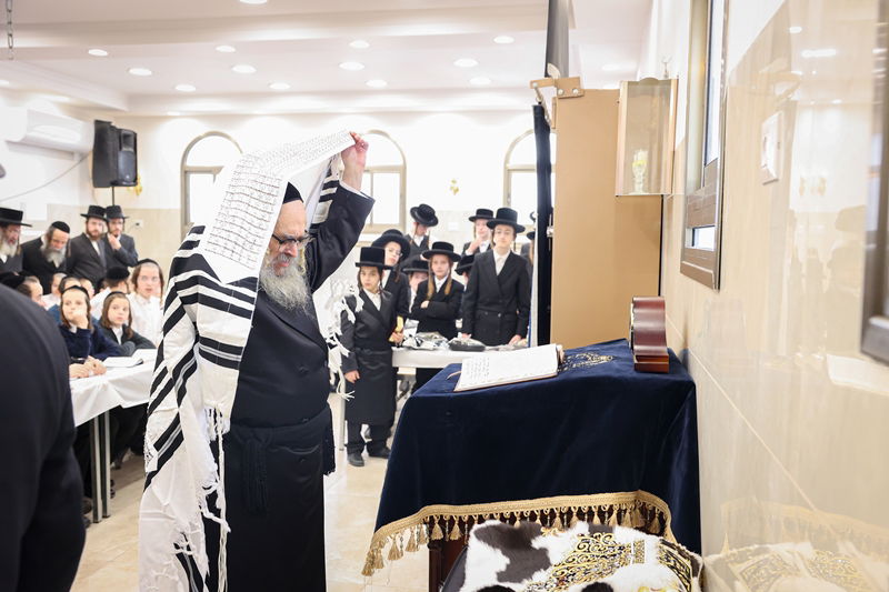 האדמו"ר מסאטמר בתפילת שחרית בבית שמש