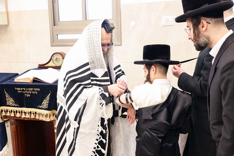 האדמו"ר מסאטמר בתפילת שחרית בבית שמש