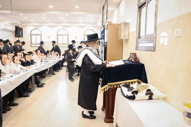 האדמו"ר מסאטמר בתפילת שחרית בבית שמש