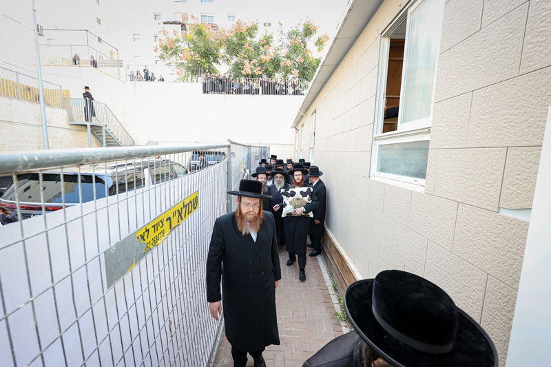 האדמו"ר מסאטמר בתפילת שחרית בבית שמש