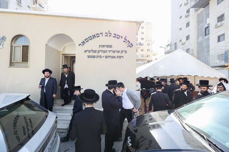 האדמו"ר מסאטמר בתפילת שחרית בבית שמש