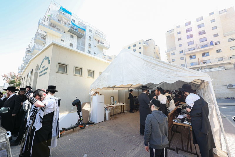 האדמו"ר מסאטמר בתפילת שחרית בבית שמש