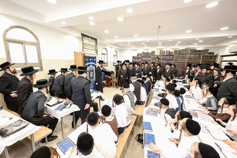 האדמו"ר מסאטמר בתפילת שחרית בבית שמש