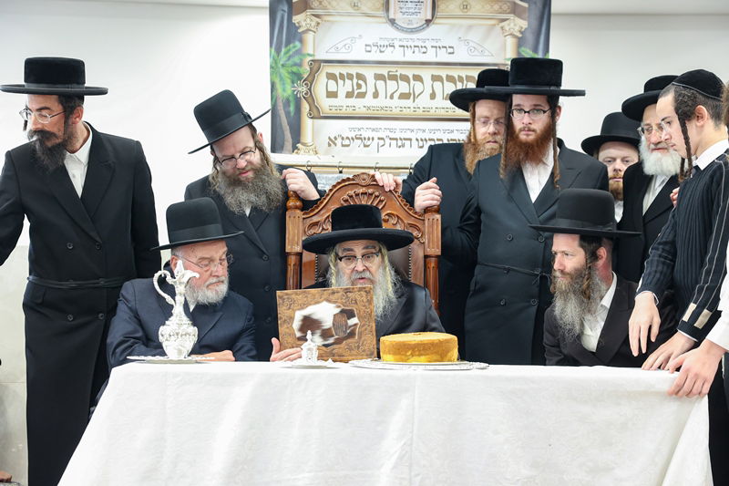 האדמו"ר מסאטמר בתפילת שחרית בבית שמש