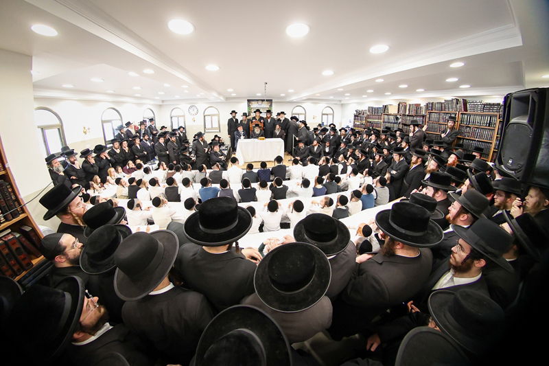 האדמו"ר מסאטמר בתפילת שחרית בבית שמש