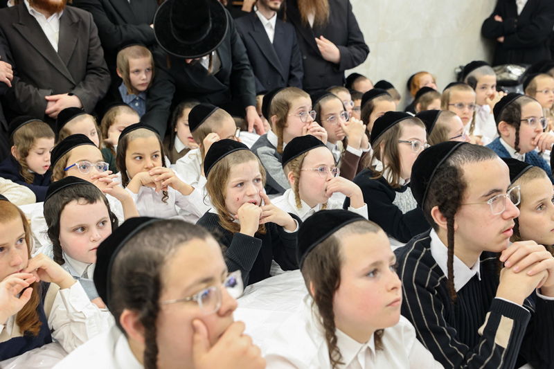 האדמו"ר מסאטמר בתפילת שחרית בבית שמש
